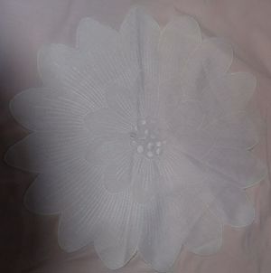 TWL Tischdecke Deckchen Blüte 38,5cm Mitteldeckchen weiß Polyester kaum gebraucht sehr gut erhalten 