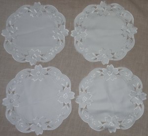 TWL Tischdecke Mitteldeckchen 4 Stück  bestickt 28cm Set Deckchen weiß Polyester kaum 