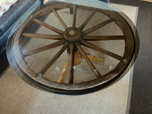 Glastisch aus altem Wagenrad  Bild 4