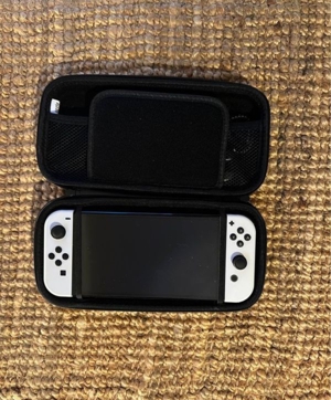Nintendo Switch OLED + Spiele und Zubehör Bild 3