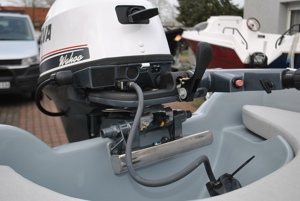 Motorboot mit  15PS Führerscheinfrei Trailer Polsterset Neuwertig Bild 9