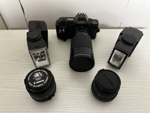 Spiegelreflexkamera Canon T70 mit mehreren Objektiven