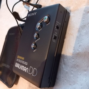 SONY Walkman DD 11 Cassetten Recorder defekt mit Kopfhörer und Bereitschaftsetui Bild 2