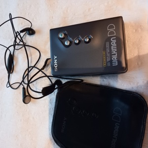 SONY Walkman DD 11 Cassetten Recorder defekt mit Kopfhörer und Bereitschaftsetui Bild 3