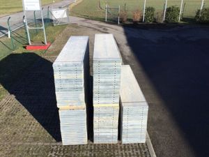 MJ Gerüst Plettac Material Beläge Geländer Rahmen top Zustand - große Menge  Bild 2