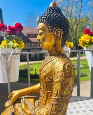 Bronze Skulptur bildschöner Buddha mit Lotusblühtensockel, sign. Bild 4