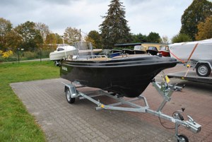 Konsolenboot mit Motor 15 25 PSMotorboot mit Sitz und Liegepolstern u. Hafenplane Trailer