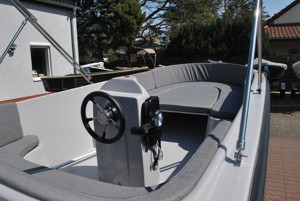 Motorboot Sloep Schaluppe Konsolenboot mit 15 PS Motor Bild 5