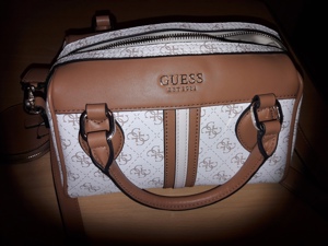 Handtasche von Guess neuwertig.  Bild 1
