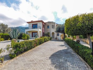 Villa mit 3 Schlafzimmer, großem Pool und voll möbliert - Esentepe, Nordzypern Bild 2
