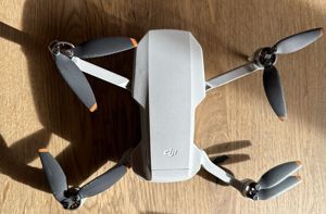 Drohne DJI MINI SE 249g WIE NEU OVP komplett Fernbedienung mit Koffer Bild 2