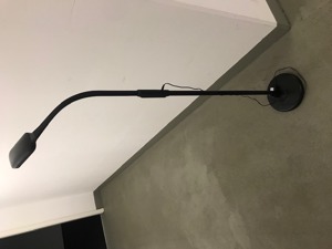 Designer Lampe in schwarz mit LED Licht Bild 1