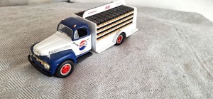 1:35  ca 20 cm lang--Modellauto  Ford 1951 Pepsi Cola mit Pepsi Cola Ladung Siehe die Fotos