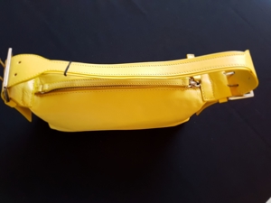 Zeitlos elegante Handtasche aus hochwertig verarbeitetem gelbem Leder Bild 2