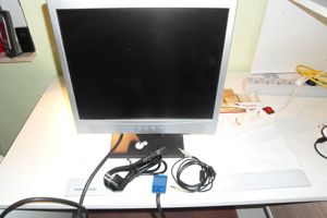 17'' PC-Monitor mit internen Lautsprechern Bild 1