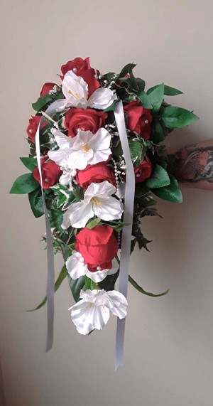 Brautstrauß, groß mit roten Seidenrosen und Blüten  Bild 1