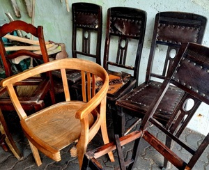Konvolut Vintage Stühle aus verschiedenen Zeiten zum Aufarbeiten oder Dekorieren Bild 8