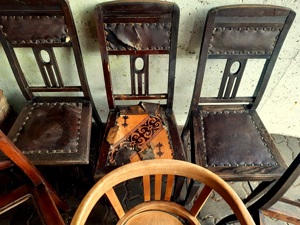 Konvolut Vintage Stühle aus verschiedenen Zeiten zum Aufarbeiten oder Dekorieren Bild 9