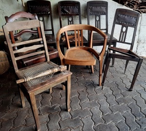 Konvolut Vintage Stühle aus verschiedenen Zeiten zum Aufarbeiten oder Dekorieren Bild 3