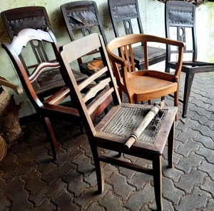 Konvolut Vintage Stühle aus verschiedenen Zeiten zum Aufarbeiten oder Dekorieren Bild 2