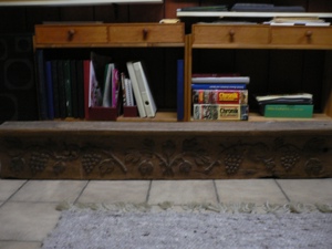 außergewöhnliches Bücherregal ,Balkenregal, alt, massiv Eiche mit Schnitzerei (Trauben,Weinlaub) Bild 3