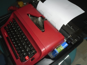 Schreibmaschine sehr gut erhalten mit Koffer Bild 2