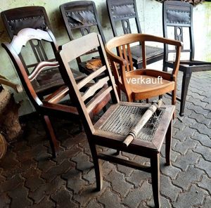 Konvolut Vintage Stühle aus verschiedenen Zeiten zum Aufarbeiten oder Dekorieren Bild 1