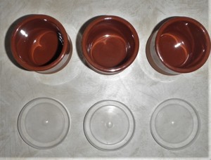 3 braune Tontöpfe mit Plastikdeckel Bild 3