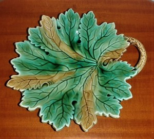 flache Keramikschale Weinblatt mit Griff grün beige Bild 1