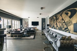 The luxury penthouse is located in Berlin-Mitte Bild 2