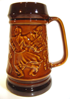 Sammlerstück: alter Bierkrug aus Keramik braun glasiert - Motiv Tanzpaare -1,5l