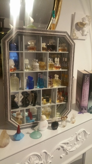 38 Parfum Miniaturen plus Setzkasten Bild 3