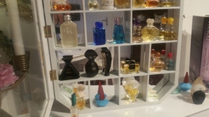 38 Parfum Miniaturen plus Setzkasten Bild 6