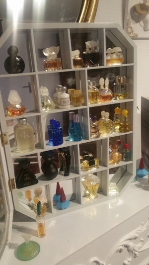 38 Parfum Miniaturen plus Setzkasten Bild 8