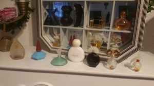38 Parfum Miniaturen plus Setzkasten Bild 2