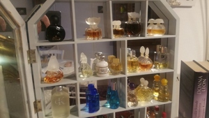 38 Parfum Miniaturen plus Setzkasten Bild 5