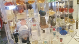 38 Parfum Miniaturen plus Plexiglas Setzkasten incl Moschus Exotic Love Bild 3
