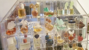 38 Parfum Miniaturen plus Plexiglas Setzkasten incl Moschus Exotic Love Bild 2