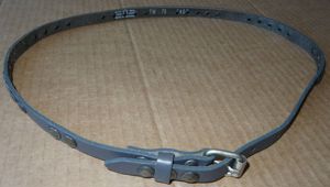 G Gürtel Nietengürtel TW 75 Echt Leder grau Gürtelschnalle 93x1,8 sehr gut erhalten Kleidung Accesso