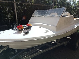 Motorboot mit Anhänger  Bild 3