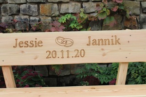 Gartenbank mit Gravur. Hochzeitsgeschenk. Bild 2