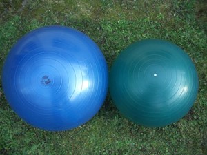 2 Gymnastikbälle 55 und 50cm Durchmesser Sitzball Schwangerschaft etc.  Bild 2