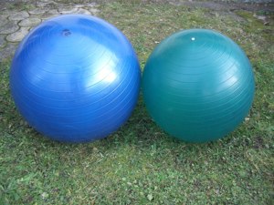 2 Gymnastikbälle 55 und 50cm Durchmesser Sitzball Schwangerschaft etc.  Bild 1