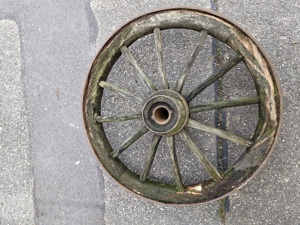 Antikes Wagenrad ca 67 cm Durchmesser zur Dekoration  Bild 1