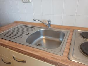 Küchenzeile mit funktionierendem Elektroherk und Spülbecken Bild 2