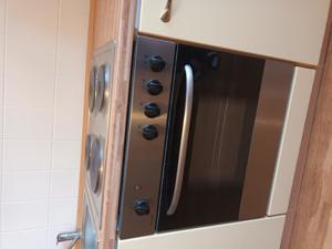 Küchenzeile mit funktionierendem Elektroherk und Spülbecken Bild 1