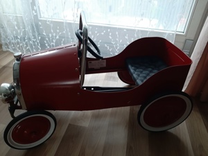 Rotes Tretauto  für Kinder 