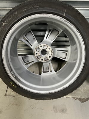 22 bentley bentayga silver oem wheel set (4) with pirelli tires 36a601025 Bild 7