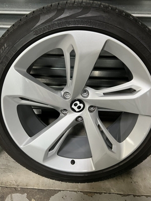 22 bentley bentayga silver oem wheel set (4) with pirelli tires 36a601025 Bild 4