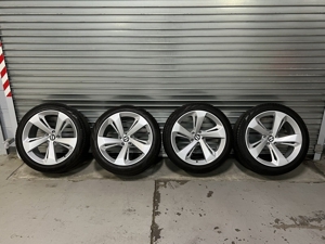22 bentley bentayga silver oem wheel set (4) with pirelli tires 36a601025 Bild 9